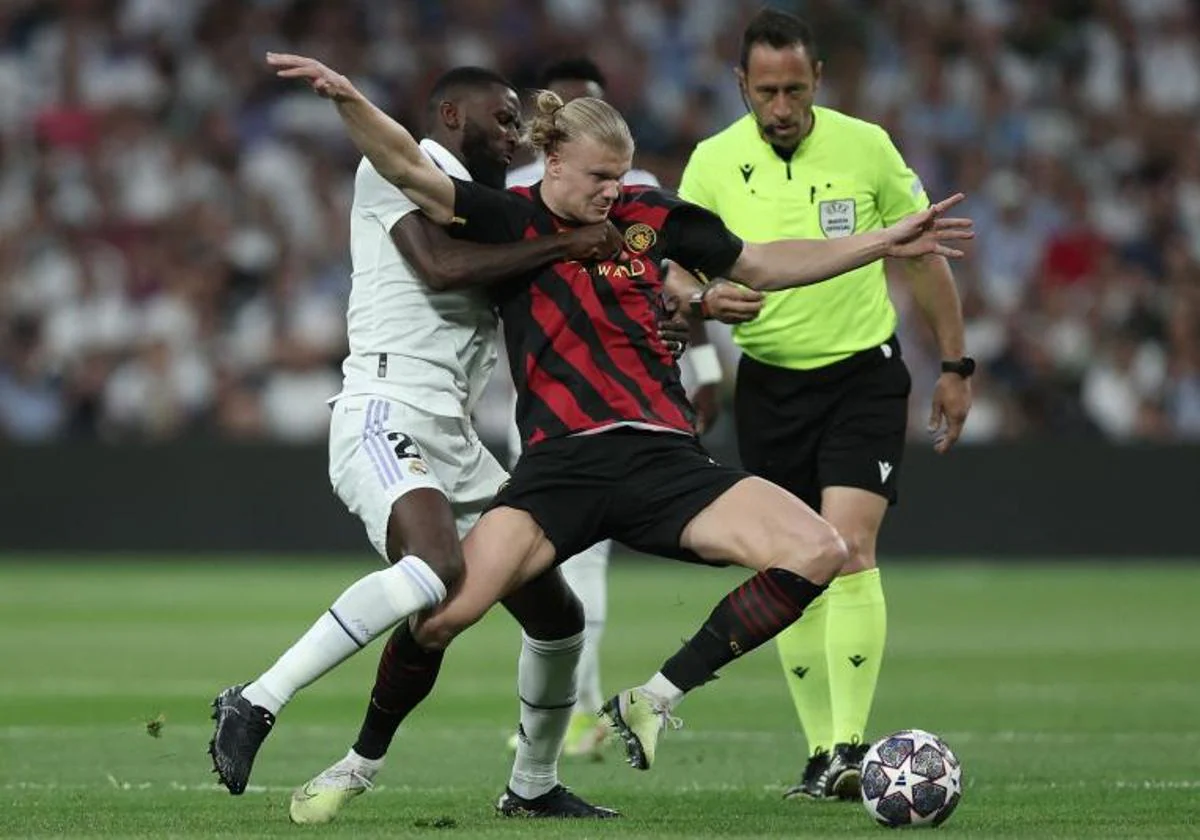 Haaland pugna con Rüdiger en una acción del partido.