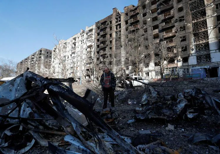 Vista de uno de los barrios de la ciudad ucraniana de Mariúpol, destrozada por los bombardeos rusos a finales de marzo de 2022.