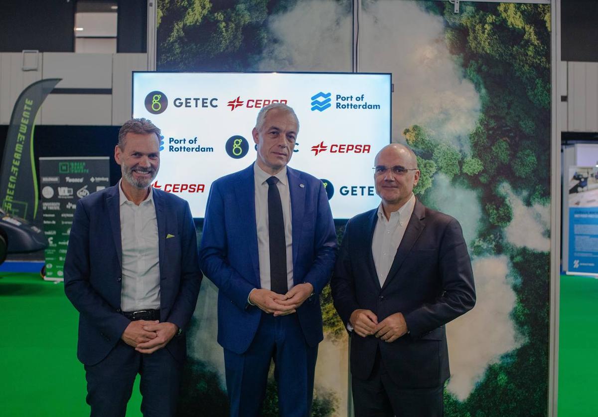 Thomas Schoepke, director de desarrollo de negocio de GETEC; Edwin Van Espen, Director en el Puerto de Rotterdam y Carlos Barrasa, director de Clean Energies de Cepsa.