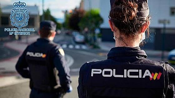 Fallece una niña de tres años tras precipitarse desde un sexto piso en Torrevieja
