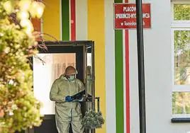 Un policía inspecciona el orfanato donde un joven mató con cuchillo a una adolescente en Polonia