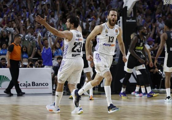 Sergio Rodríguez celebra junto a Sergio Llull una canasta.