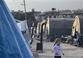 Una niña recorre el campamento de refugiados levantado en un parque de Antioquía.