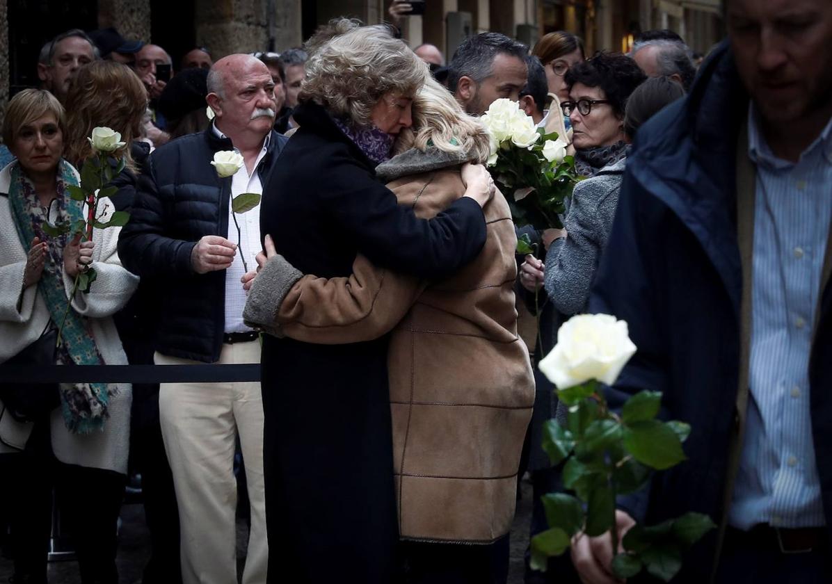 La viuda de Ordóñez, Ana Iríbar, se abraza a Consuelo, la hermana del edil del PP, en un homenaje.