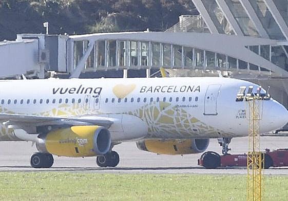 Vueling permitirá a sus azafatas ir sin maquillar y sin tacones tras la sanción