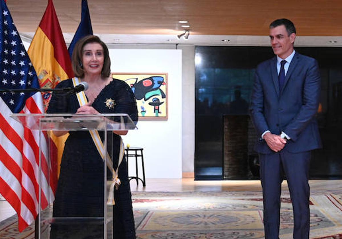 Sánchez &#039;pega carteles&#039; con Nancy Pelosi