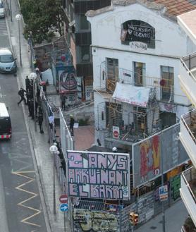 Imagen secundaria 2 — En la imagen superior los antidisturbios de los Mossos vigilan la marcha prookupación de este jueves en previsión de incidentes violentos; denajo, vista general de la zona de Barcelona donde están situados los inmuebles afectados, la Ruina y el Kubo; por último, detalle de una de las casas okupadas.