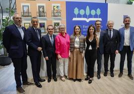 Foto de familia de la presentación de la 82ª Feria del Libro de Madrid este jueves en la Biblioteca Pública Municipal Eugenio Trías de Madrid.