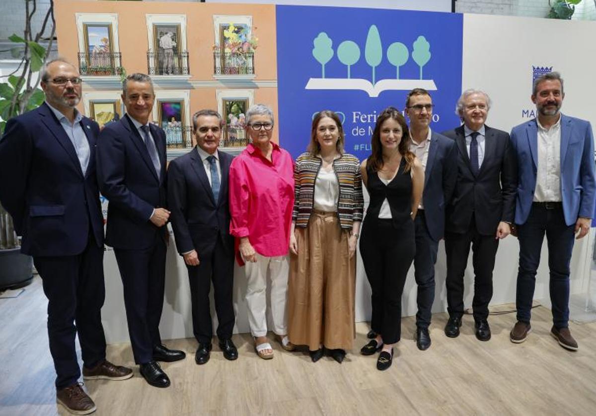 Foto de familia de la presentación de la 82ª Feria del Libro de Madrid este jueves en la Biblioteca Pública Municipal Eugenio Trías de Madrid.