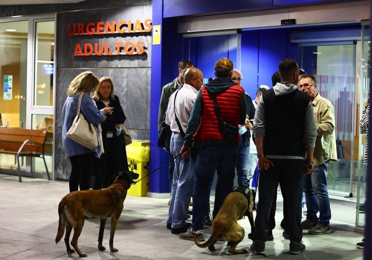 Varios agentes con perros policías en los accesos de Urgencias del Hospital Universitario de Asturias (HUCA).