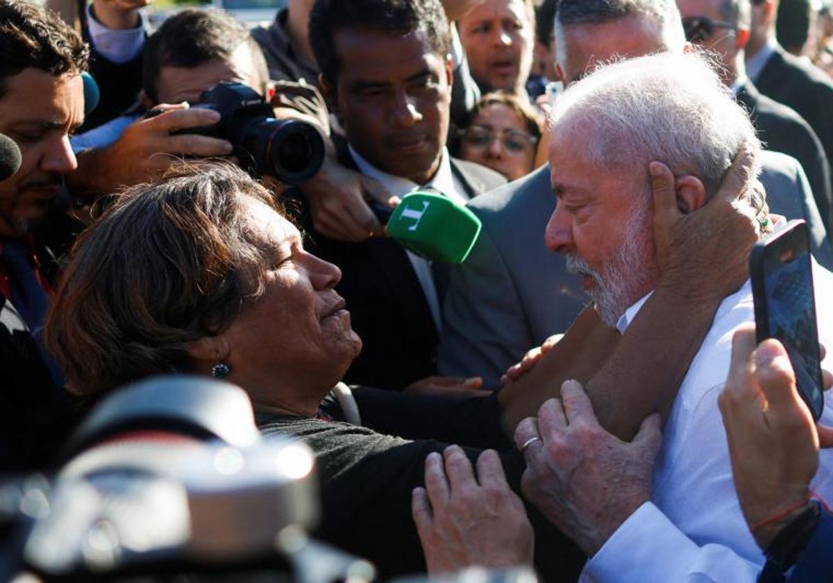 Una simpatizante saluda a Lula durante un acto en Brasilia.