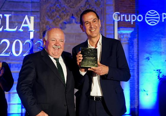 El escritor Roberto Santiago (derecha) recibe el XXVIII Premio Fernando Lara.