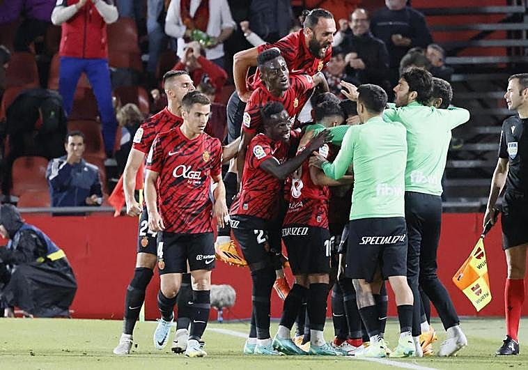 El Mallorca cierra su salvación a costa del Cádiz