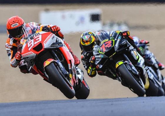 Marc Márquez, por delante de Maverick Viñales en el circuito de Le Mans.