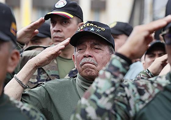Cientos de militares y policías retirados protestan en contra del Gobierno de Gustavo Petro en Colombia