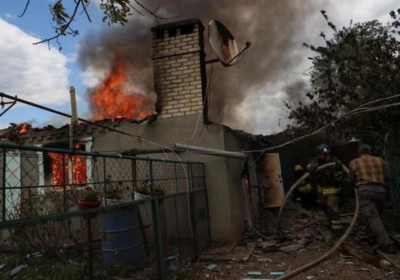 Bomberos trabajan para extinguir el incendio de una casa tras un bombardeo ruso en Donetsk.