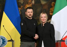 La primera ministra de Italia, Giorgia Meloni, y el presidente ucraniano, Volodímir Zelenski, se dan la mano tras reunirse este sábado en el Palazzo Chigi de Roma