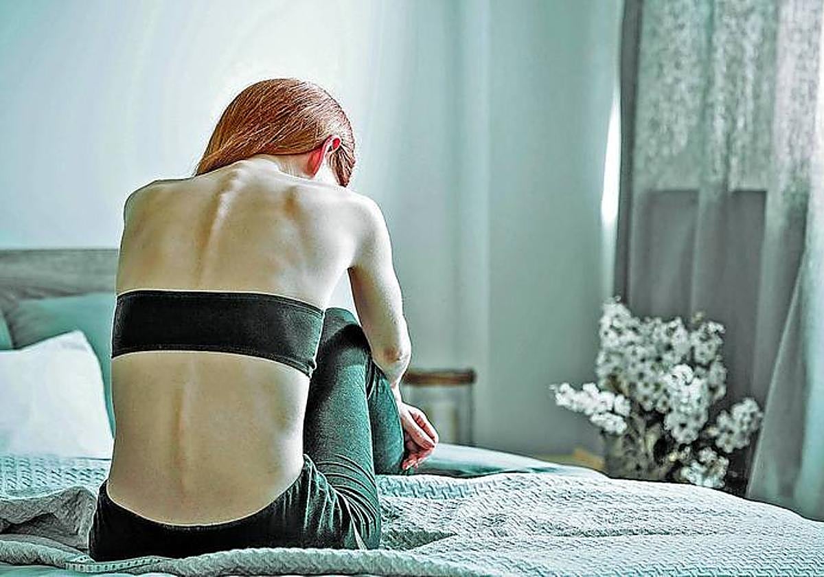 Retrato de espaldas de una mujer ajena a la información.