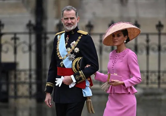 El Rey doña Letizia, en la coronación de Carlos II.