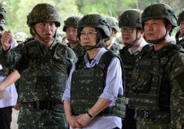 El presidente de Taiwan Tsai Ing-wen visita una reserva militar en Taoyuan.