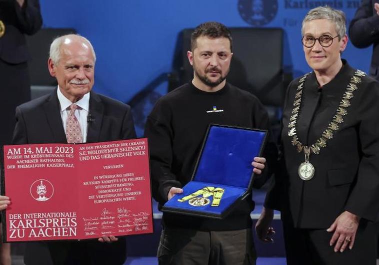 El presidente ucraniano, Volodímir Zelenski, posa con el galardón.