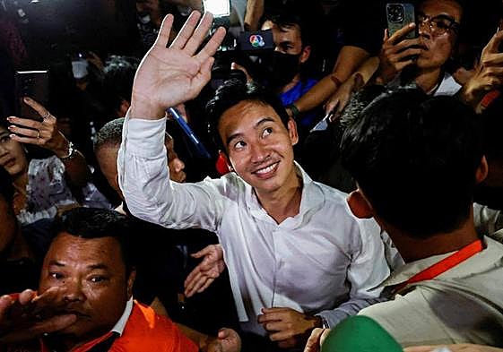 Pita Limjaroenrat, líder del partido más votado en las elecciones de Tailandia, saluda a sus simpatizantes