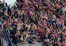 La plantilla azulgrana se dio un baño de masas por las calles de Barcelona.