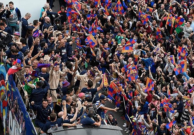 La plantilla azulgrana se dio un baño de masas por las calles de Barcelona.