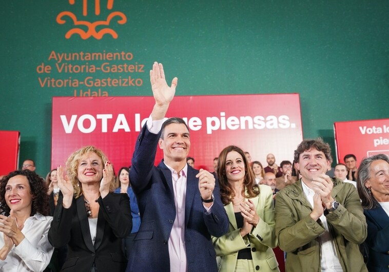 Sánchez, este lunes en Vitoria, junto a la candidata del PSE a Diputada General de Álava, Cristina González; la aspirante a la alcaldía, Maider Etxebarría y el secretario general de la formación, Eneko Andueza.