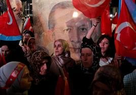 Partidarios del presidente turco, Tayyip Erdogan, y de su partido político, el AKP, este domingo esperando los resultados de las elecciones.