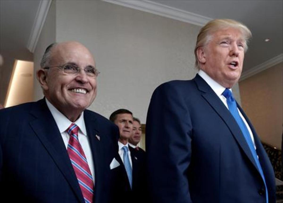 El abogado sonríe en 2016 junto a Donald Trump, en las primeras semanas de su presidencia