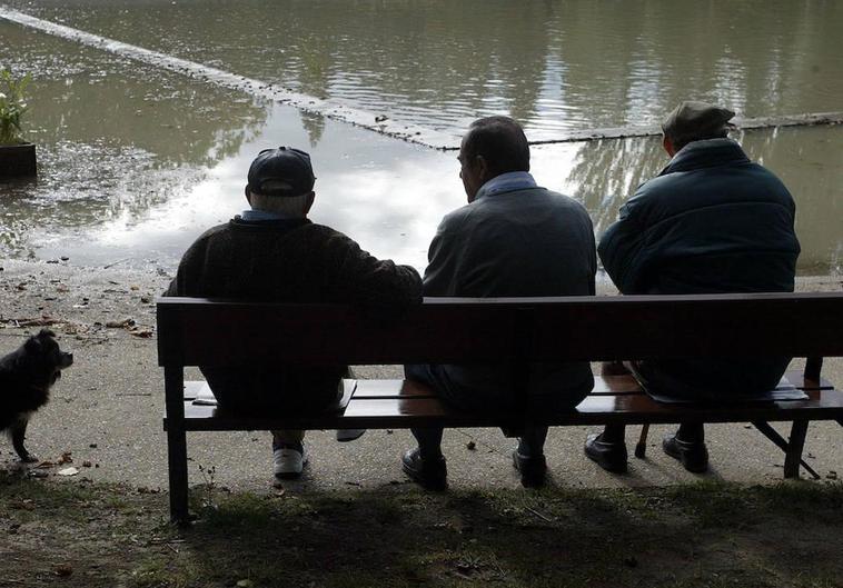 Cheques de hasta 6.000 euros y un 2% más de pensión por retrasar un año la jubilación