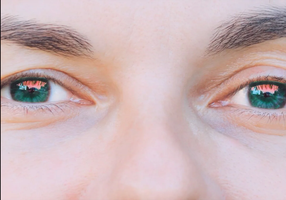 El peligro de cambiarse el color de los ojos, la última operación de moda