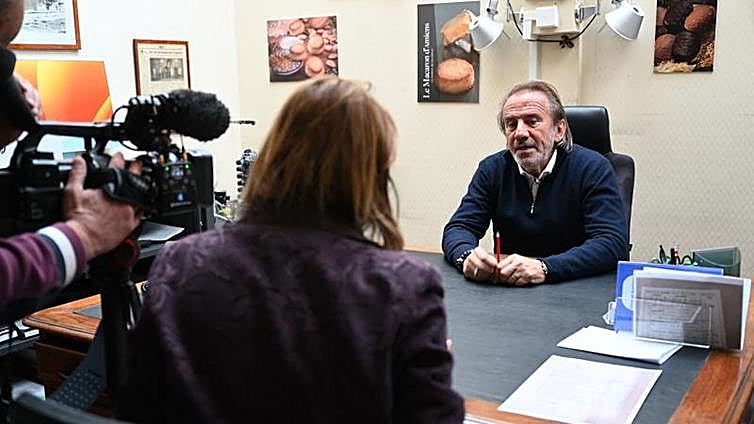 Agreden a un familiar de la esposa de Macron por una entrevista televisiva del presidente