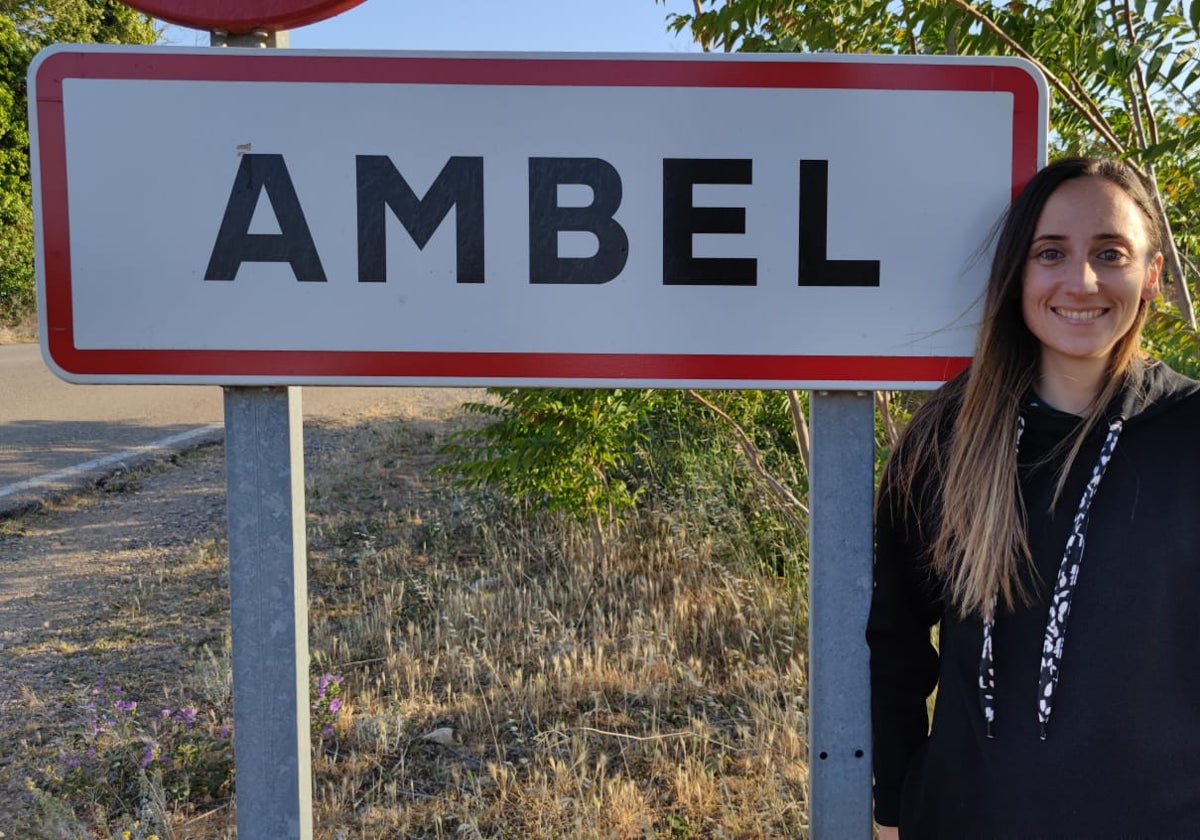 Paula Trívez, alcaldesa de Ambel, un pueblo de 254 vecinos a 70 kilómetros de Zaragoza.