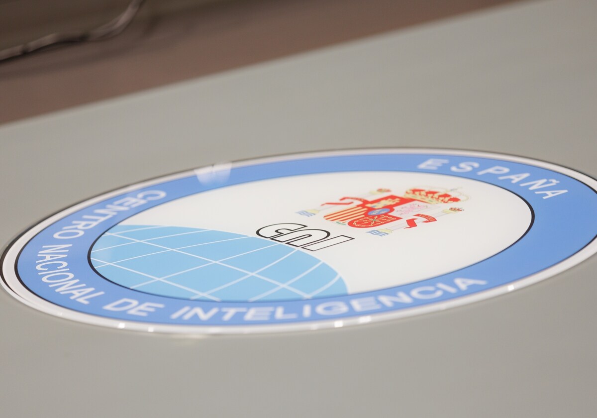 Logotipo del Centro Nacional de Inteligencia (CNI) en la sede central de los servicios secretos.