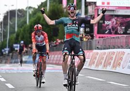 El alemán Nico Denz celebra su victoria en la duodécima etapa del Giro.