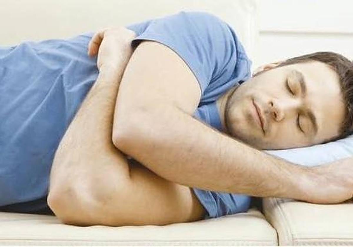 Un hombre se echa la siesta.