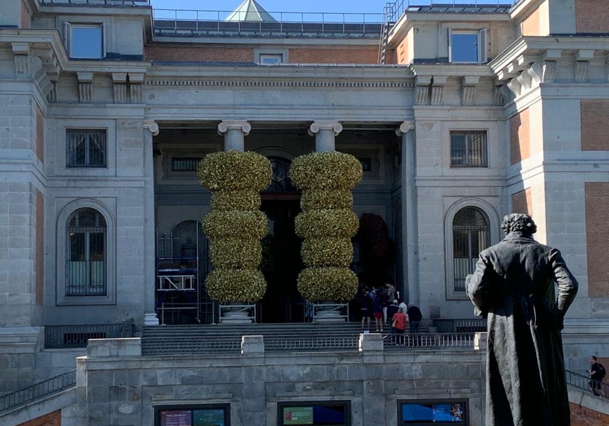 La fachada neoclásica del Prado, en la puerta de Goya, ha amanecido con un toque barroco.