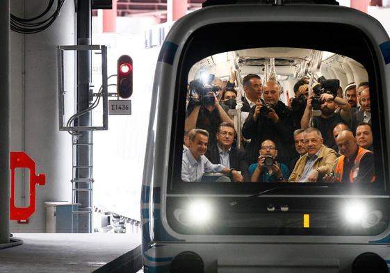 El primer ministro griego, Kyriakos Mitsotakis, a la izquierda, inauguró este jueves el metro de Salónica.