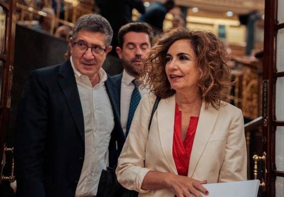 Patxi López y María Jesús Montero durante el pleno de este jueves en el Congreso.