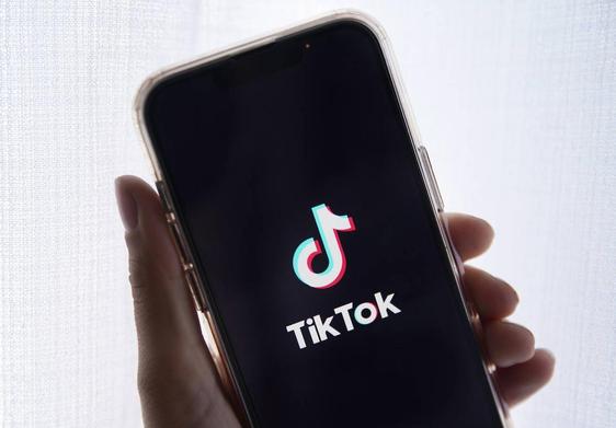 Un terminal móvil con el logo de la aplicación TikTok.