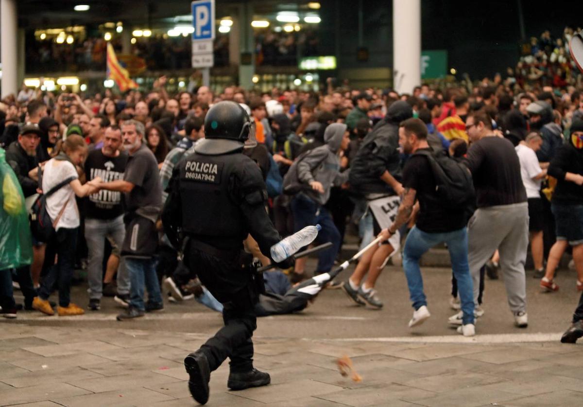 Manifestantes convocados por Tsunami en el aeropuerto de Barcelona contra las condenas del 'procés'.