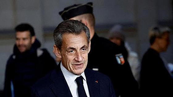 Sarkozy acusa a los jueces de entrar en el «combate político» tras su condena por corrupción