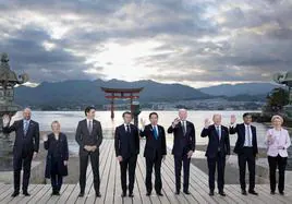 Los líderes de los países más ricos del mundo y de la Unión Europea posan ante la puerta de la paz en la isla de Itsukushima.