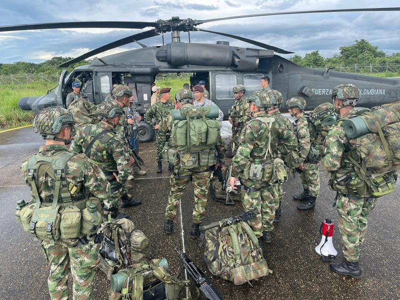 Un grupo de soldados atiende las explicaciones de su comandante antes de adentrarse en la selva de Guaviare