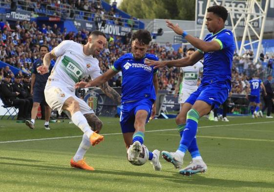 El Getafe no puede con el Elche pero sale del descenso