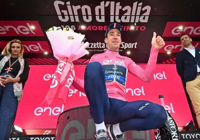 Bruno Armirail, con la maglia rosa en el podio de Cassano Magnago.