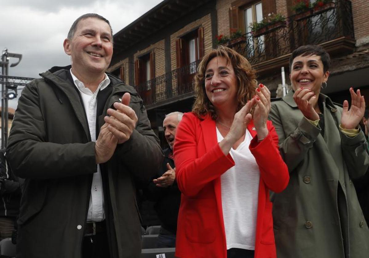 El líder de EH Bildu, Arnaldo Otegi, la candidata abertzale a diputada general de Álava, Eva López de Arroyabe, y la candidata a alcaldesa de Vitoria, Rocío Vitero.