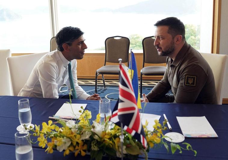 Zelenski conversa con Rishi Sunak, primer ministro británico.